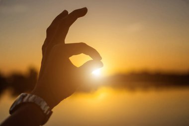 Güneş için eller şekilli.