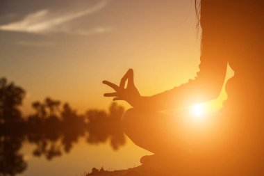 Güneş için eller şekilli.