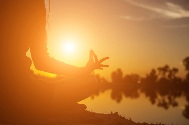 Güneş için eller şekilli.