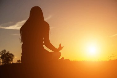 Güneş için eller şekilli.