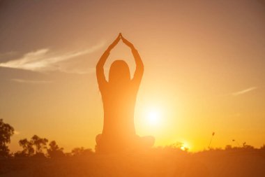 Güneş için eller şekilli.