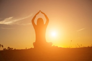 Güneş için eller şekilli.