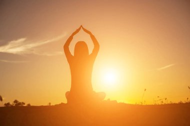 Güneş için eller şekilli.