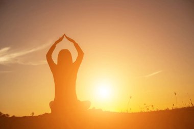 Güneş için eller şekilli.