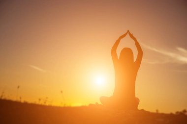 Güneş için eller şekilli.