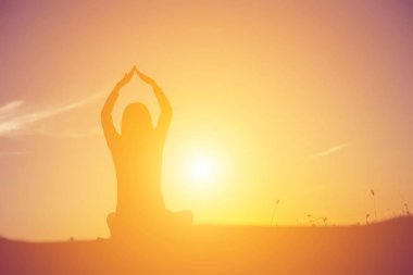 Güneş için eller şekilli.