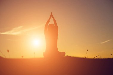 Güneş için eller şekilli.