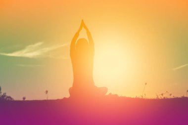 Güneş için eller şekilli.