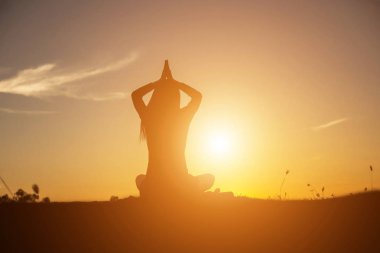 Güneş için eller şekilli.