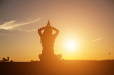 Güneş için eller şekilli.