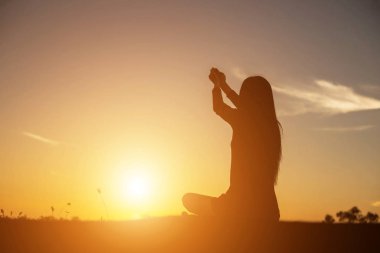 Güneş için eller şekilli.