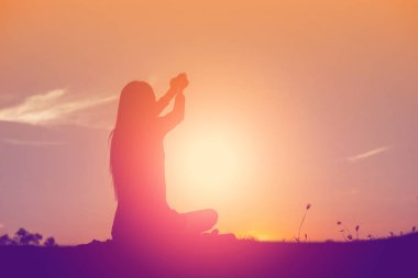 Güneş için eller şekilli.