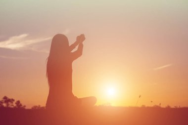 Güneş için eller şekilli.