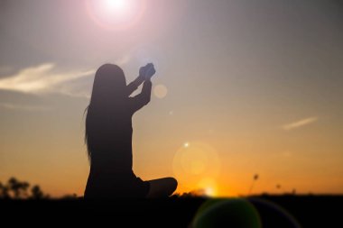 Güneş için eller şekilli.