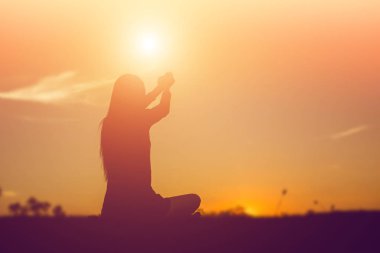 Güneş için eller şekilli.