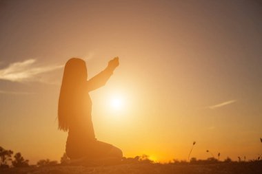 Güneş için eller şekilli.