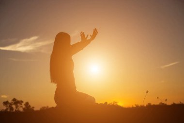 Güneş için eller şekilli.