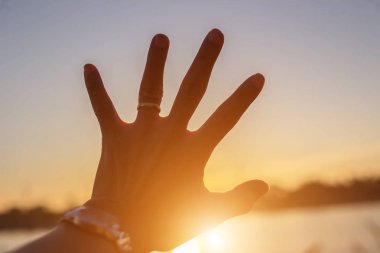 Güneş için eller şekilli.