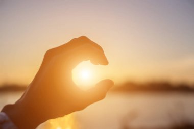 Güneş için eller şekilli.