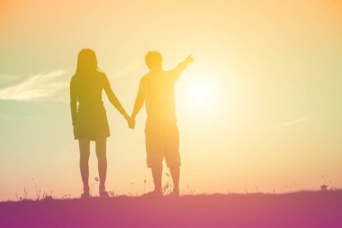  bir adam ve birlikte yürüyen birbirleri ile elele kadın silüeti.