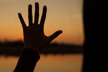 Güneş için eller şekilli.