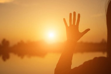 Güneş için eller şekilli.