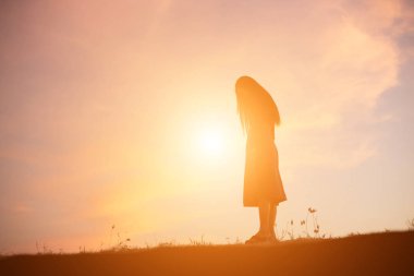 Yalnız üzgün ve depresyonda kadın 