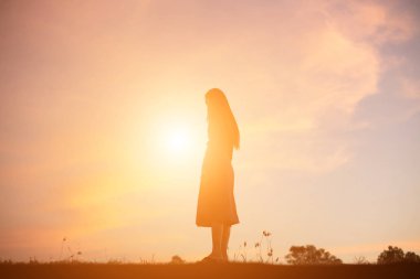 Yalnız üzgün ve depresyonda kadın 