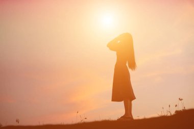 Yalnız üzgün ve depresyonda kadın 