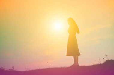 Yalnız üzgün ve depresyonda kadın 