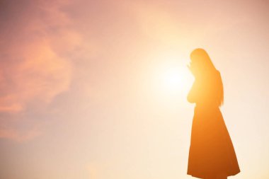 Yalnız üzgün ve depresyonda kadın 