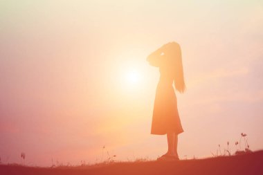 Yalnız üzgün ve depresyonda kadın 
