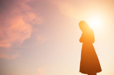 Yalnız üzgün ve depresyonda kadın 