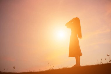 Yalnız üzgün ve depresyonda kadın 