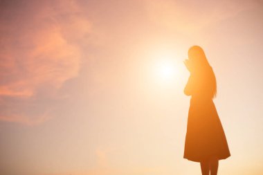 Yalnız üzgün ve depresyonda kadın 