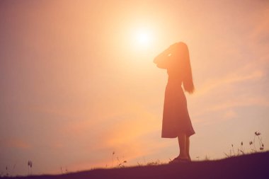 Yalnız üzgün ve depresyonda kadın 