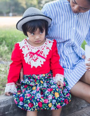 Sevimli kırmızı elbise giyen kızı