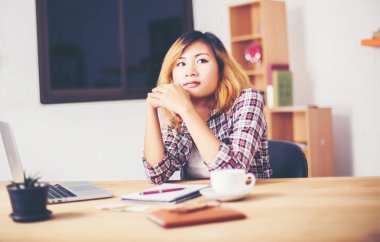 iş kadını office Not Defteri'nde bir şey yazma.