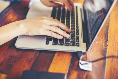 Dizüstü bilgisayarın dokunmatik pedinde el kontrolü.