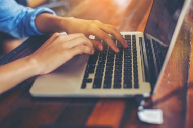 Dizüstü bilgisayarın dokunmatik pedinde el kontrolü.