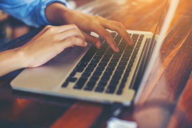 Dizüstü bilgisayarın dokunmatik pedinde el kontrolü.