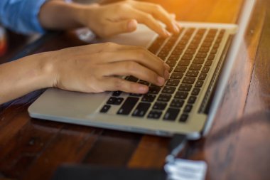 Dizüstü bilgisayarın dokunmatik pedinde el kontrolü.