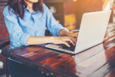 Dizüstü bilgisayarın dokunmatik pedinde el kontrolü.