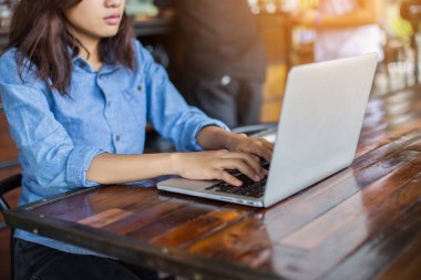 Dizüstü bilgisayarın dokunmatik pedinde el kontrolü.