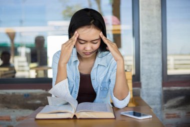 Hippi kız parkta okuma kitabı, Enjoy doğa etrafında süre rahatlatıcı sevimli.