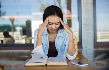 Hippi kız parkta okuma kitabı, Enjoy doğa etrafında süre rahatlatıcı sevimli.