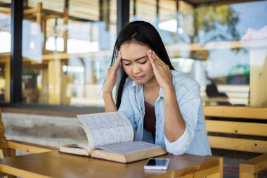 Hippi kız parkta okuma kitabı, Enjoy doğa etrafında süre rahatlatıcı sevimli.