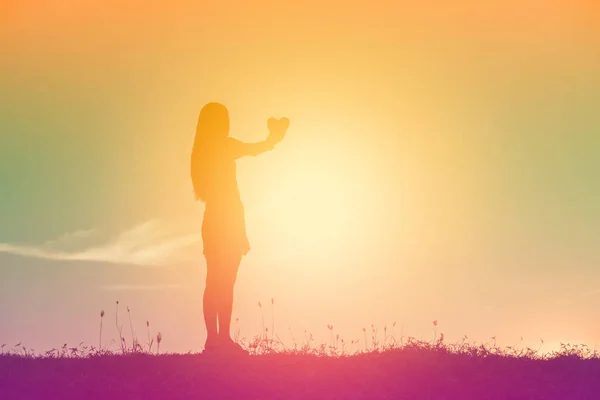 Handen Vormen Een Hartvorm Met Zonsondergang Silhouet — Stockfoto