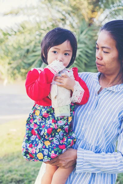 Sevimli kırmızı elbise giyen kızı