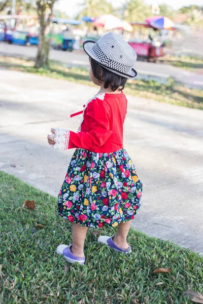 Hija Usando Lindo Vestido Rojo —  Fotos de Stock